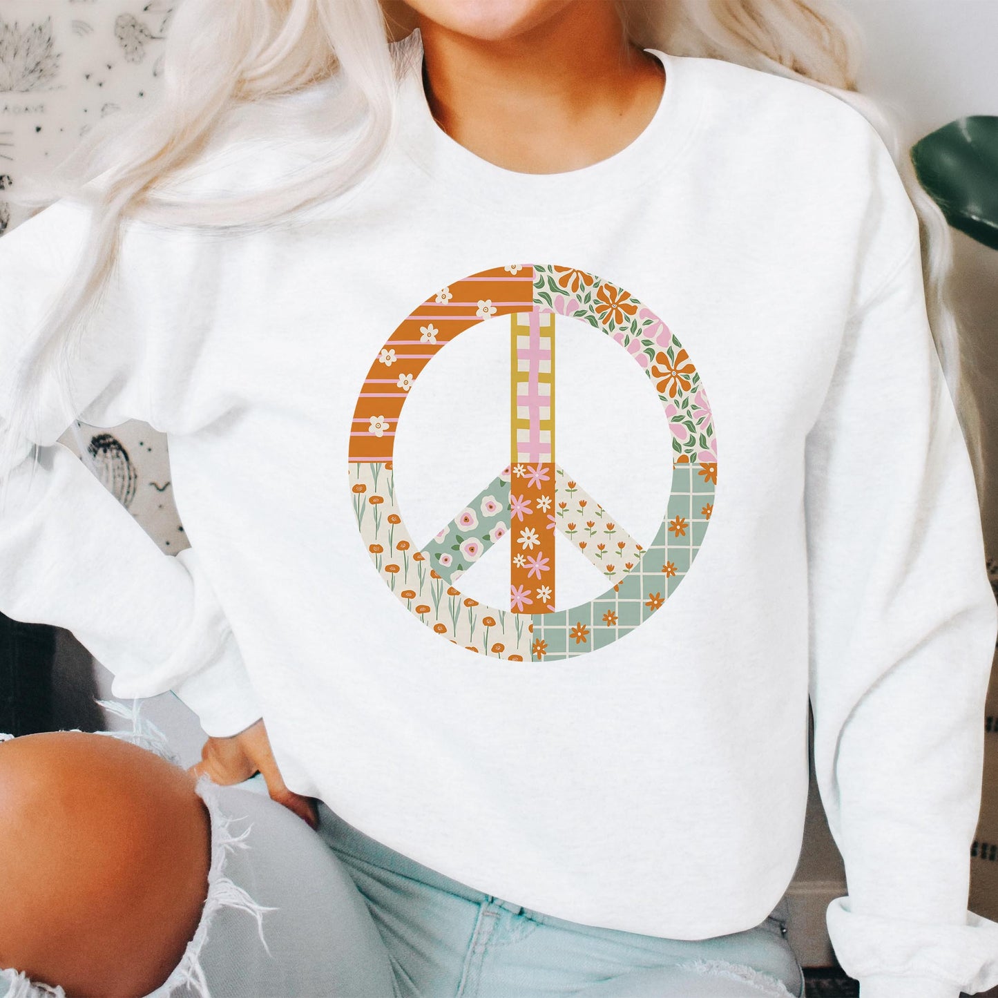 Gildan Sweatshirt White-Spring Patch Peace Sign